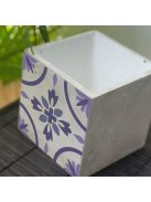 Lila Csempemintás Beton kaspó 2 - kocka, 2 oldalán mintázott, fehér belsővel