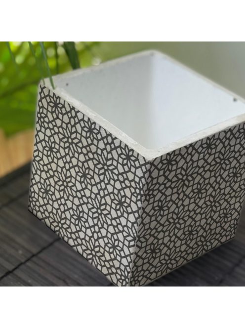 Közel-keleti mintás beton kaspó - kocka, 4 oldalán mintázott