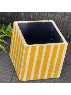   Sárga retro csíkos kaspó - kocka, 4 oldalán mintázott, fekete belsővel