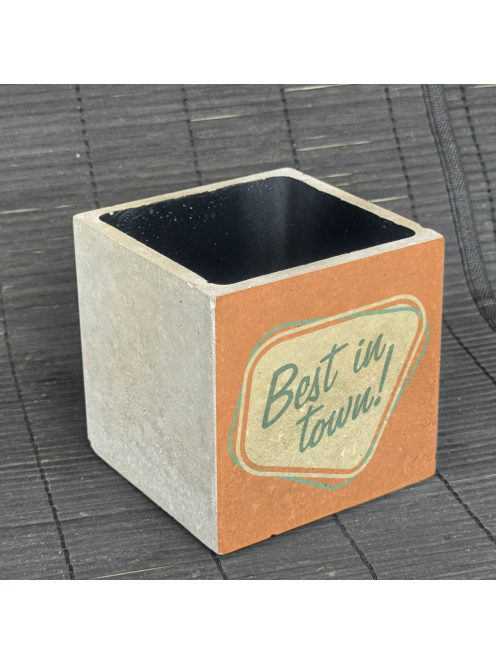 "Best in town" - kocka, 2 oldalán mintázott beton tároló/ evőeszköztartó, fekete belsővel