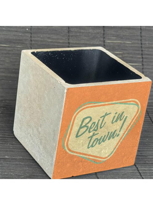 "Best in town" - kocka, 2 oldalán mintázott beton tároló/ evőeszköztartó, fekete belsővel