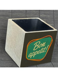   "Bon Appetit!" - kocka, 2 oldalán mintázott beton tároló/ evőeszköztartó, fekete belsővel