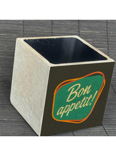 "Bon Appetit!" - kocka, 2 oldalán mintázott beton tároló/ evőeszköztartó, fekete belsővel