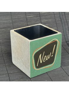   "New" kaspó - kocka, 2 oldalán mintázott beton tároló/ evőeszköztartó, fekete belsővel
