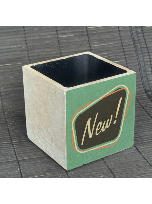 "New" kaspó - kocka, 2 oldalán mintázott beton tároló/ evőeszköztartó, fekete belsővel