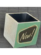 "New" kaspó - kocka, 2 oldalán mintázott beton tároló/ evőeszköztartó, fekete belsővel