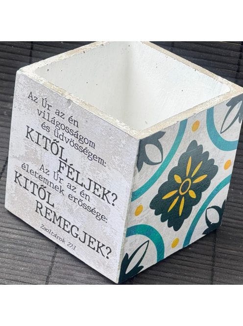 Idézetes, kék csempemintás kaspó - kocka, fehér belsővel v2 - Zsoltárok 27:1