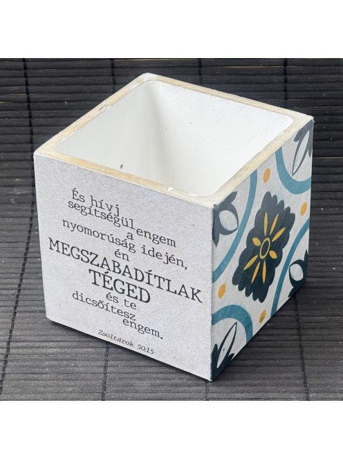 Idézetes, kék csempemintás kaspó - kocka, fehér belsővel v4 - Zsoltárok 50:15