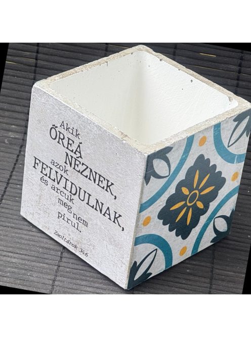 Idézetes, kék csempemintás kaspó - kocka, fehér belsővel v10 - Zsoltárok 34:6