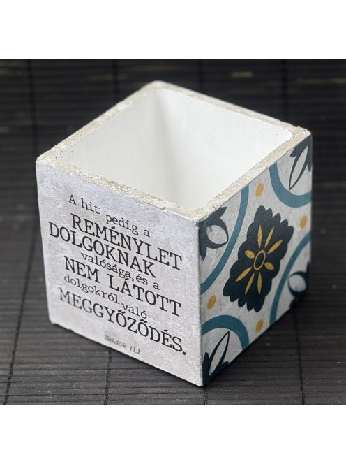 Idézetes, kék csempemintás kaspó - kocka, fehér belsővel v11 - Zsidók 11:1