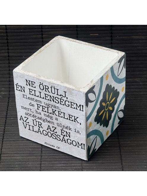 Idézetes, kék csempemintás kaspó - kocka, fehér belsővel v17 - Mikeás 7:8