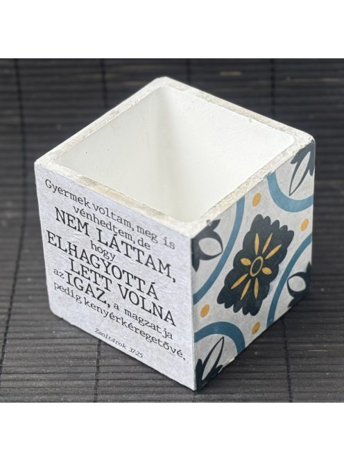 Idézetes, kék csempemintás kaspó - kocka, fehér belsővel v19 - Zsoltárok 37:25