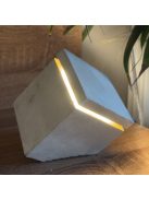 LED-es kocka lámpa - sarkán döntött, natúr beton - meleg fehér, beépített LED fényforrással