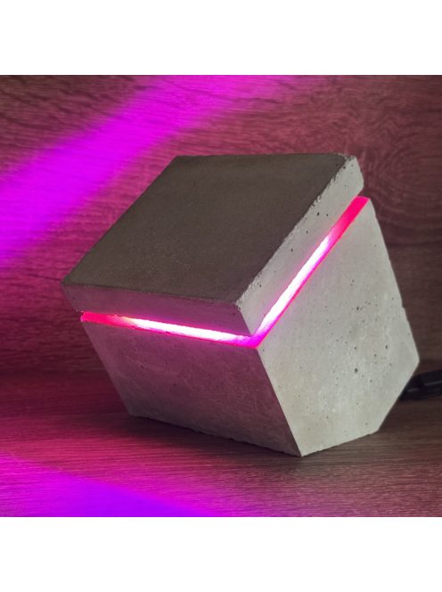 LED-es kocka lámpa - élén döntött, natúr beton - magenta színű, beépített fényforrással