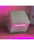 LED-es kocka lámpa - élén döntött, natúr beton - magenta színű, beépített fényforrással