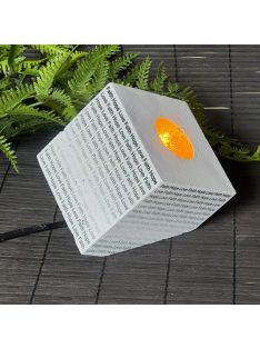   E14 kocka, sarkán döntött lámpa - "Faith Hope Love" mintázattal - festett beton - fehér
