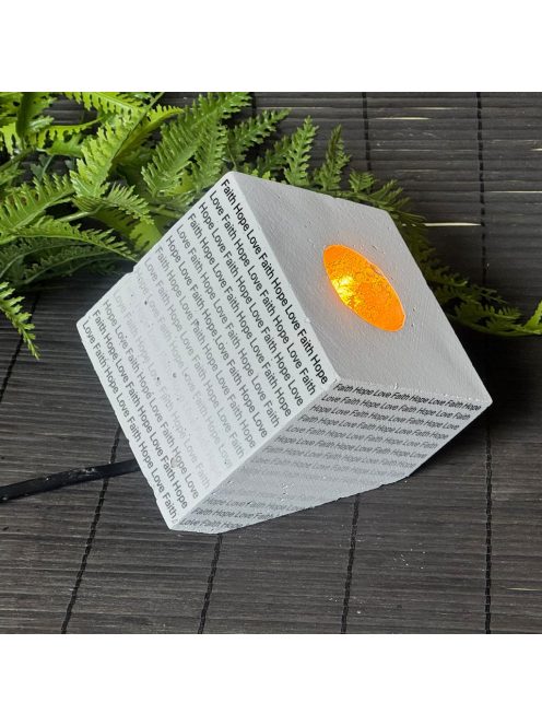 E14 kocka, sarkán döntött lámpa - "Faith Hope Love" mintázattal - festett beton - fehér