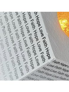   E14 kocka, sarkán döntött lámpa - "Faith Hope Love" mintázattal - festett beton - fehér
