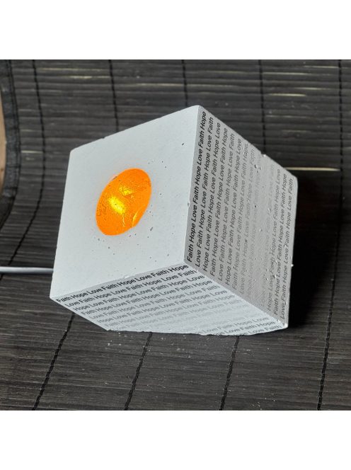 E14 kocka, sarkán döntött lámpa - "Faith Hope Love" mintázattal - festett beton - fehér