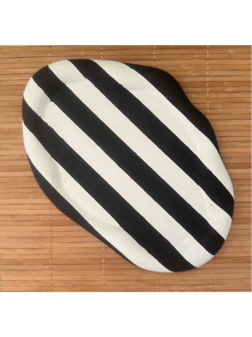 Retro csíkos - Ovális, hullámos szélű dekor tányér
