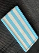 Fehér-kék, retro csíkos, téglalap alapú tálca, alacsony peremmel