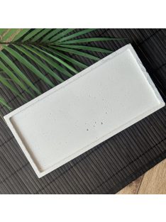 Fehér, téglalap alapú betontálca, alacsony peremmel