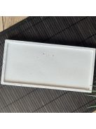 Fehér, téglalap alapú betontálca, alacsony peremmel