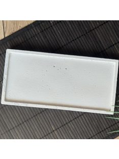 Fehér, téglalap alapú betontálca, alacsony peremmel