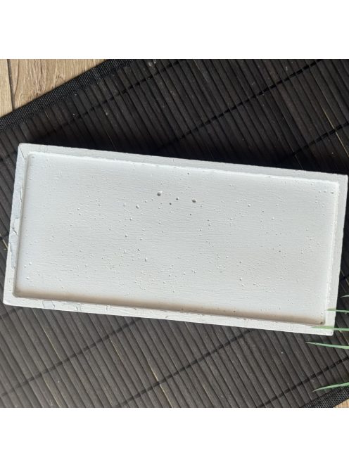 Fehér, téglalap alapú betontálca, alacsony peremmel
