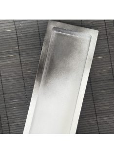   Fehér és "smokey" színű, téglalap alapú betontálca, magas peremmel