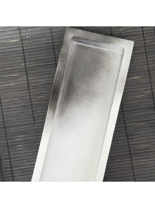 Fehér és "smokey" színű, téglalap alapú betontálca, magas peremmel