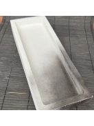 Fehér és "smokey" színű, téglalap alapú betontálca, magas peremmel