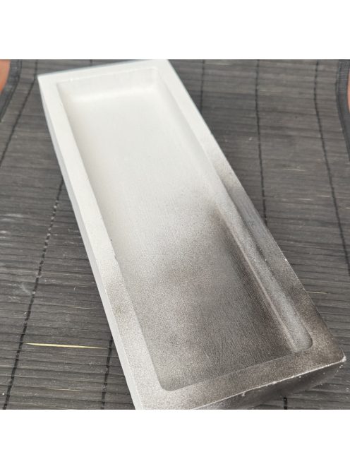 Fehér és "smokey" színű, téglalap alapú betontálca, magas peremmel