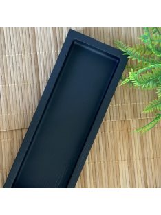   Matt fekete színű, téglalap alapú betontálca, magas peremmel