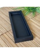 Matt fekete színű, téglalap alapú betontálca, magas peremmel